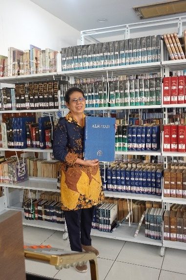You are currently viewing Penyerahan Alkitab Besar Milik Pdt. H.L. Senduk ke Museum Pentakosta