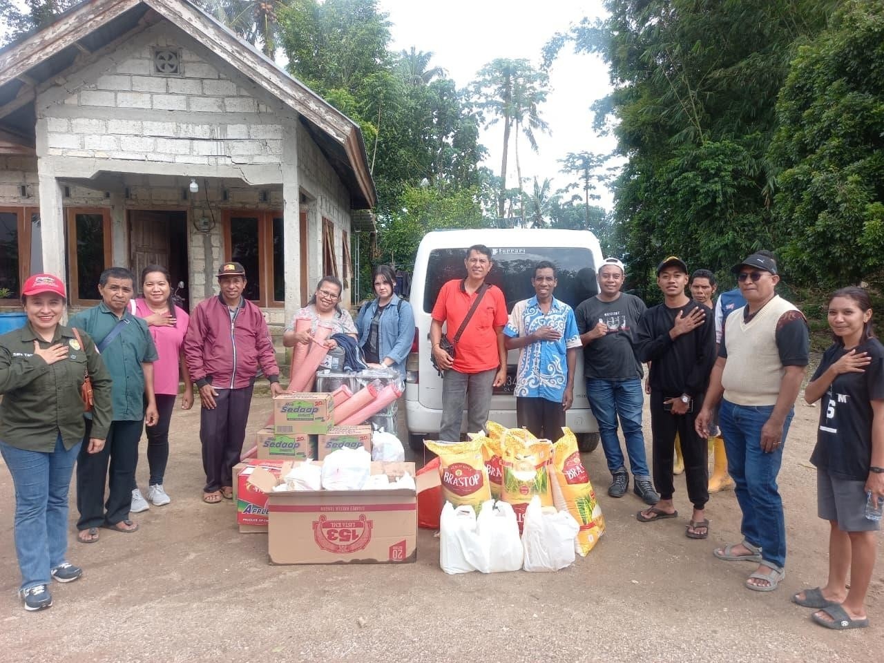 You are currently viewing Penyaluran Bantuan untuk Gereja dan Jemaat Terdampak Longsor