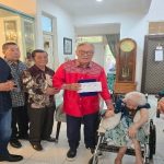 Penyerahan Plakat Emas BPP GBI kepada Dewan Pendiri GBI