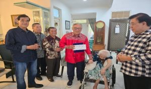 Penyerahan Plakat Emas BPP GBI kepada Dewan Pendiri GBI