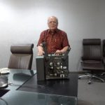Penyerahan Proyektor ke Museum Pentakosta