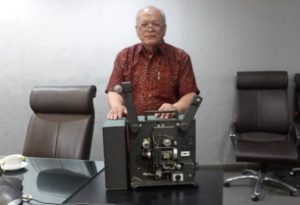 Penyerahan Proyektor ke Museum Pentakosta