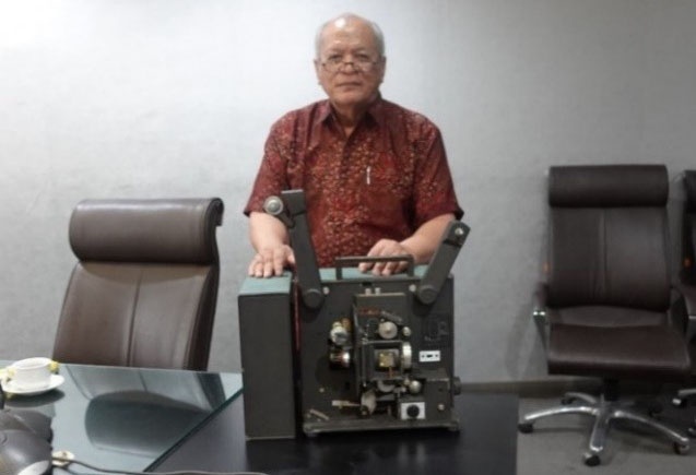 Read more about the article Penyerahan Proyektor ke Museum Pentakosta